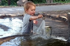 Eitan se sprchuje u kohoutku s pitnou vodou. Národní park HaChula